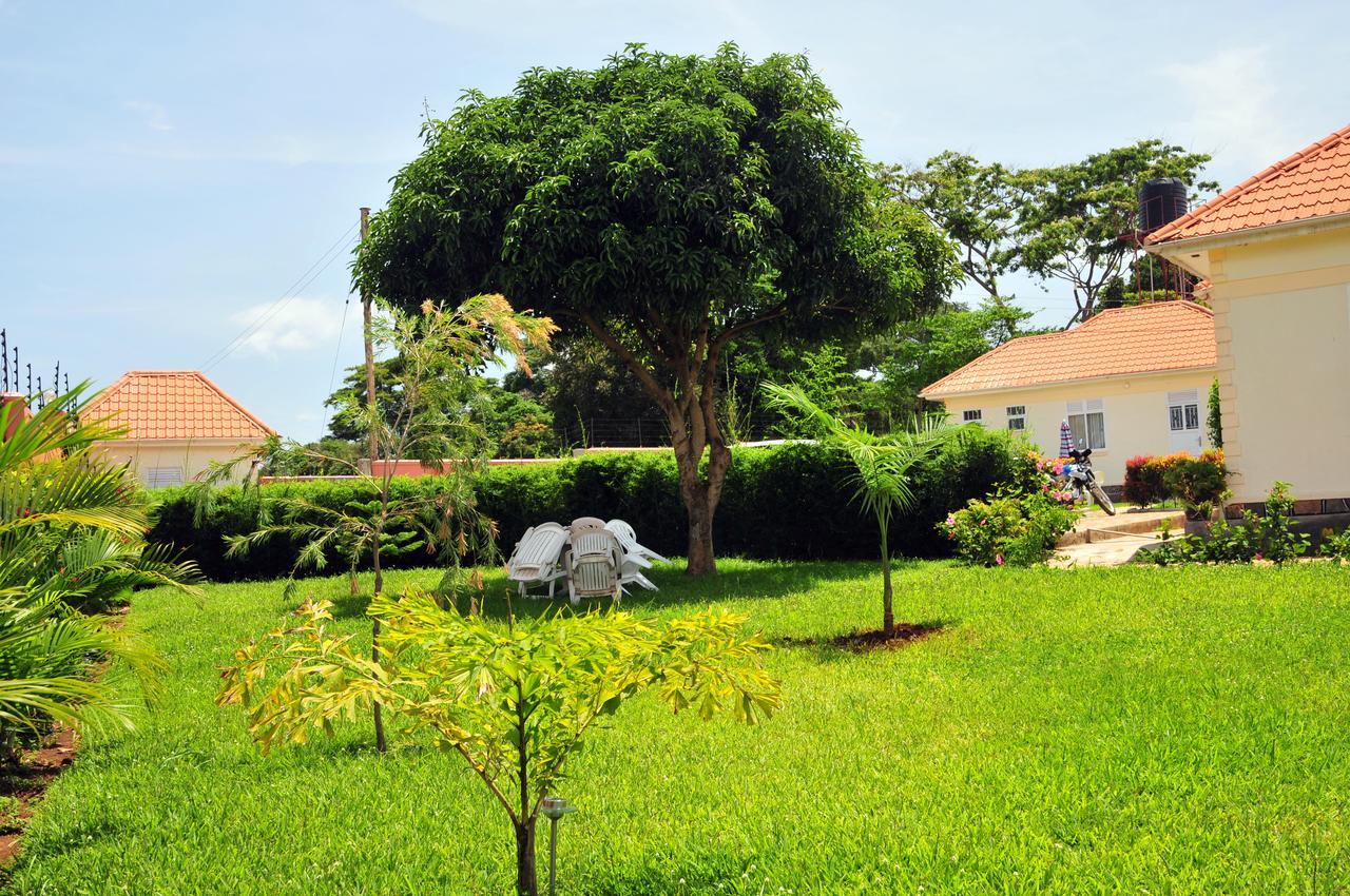 Victoria Lake View Guesthouse & Safaris Entebbe Exterior foto